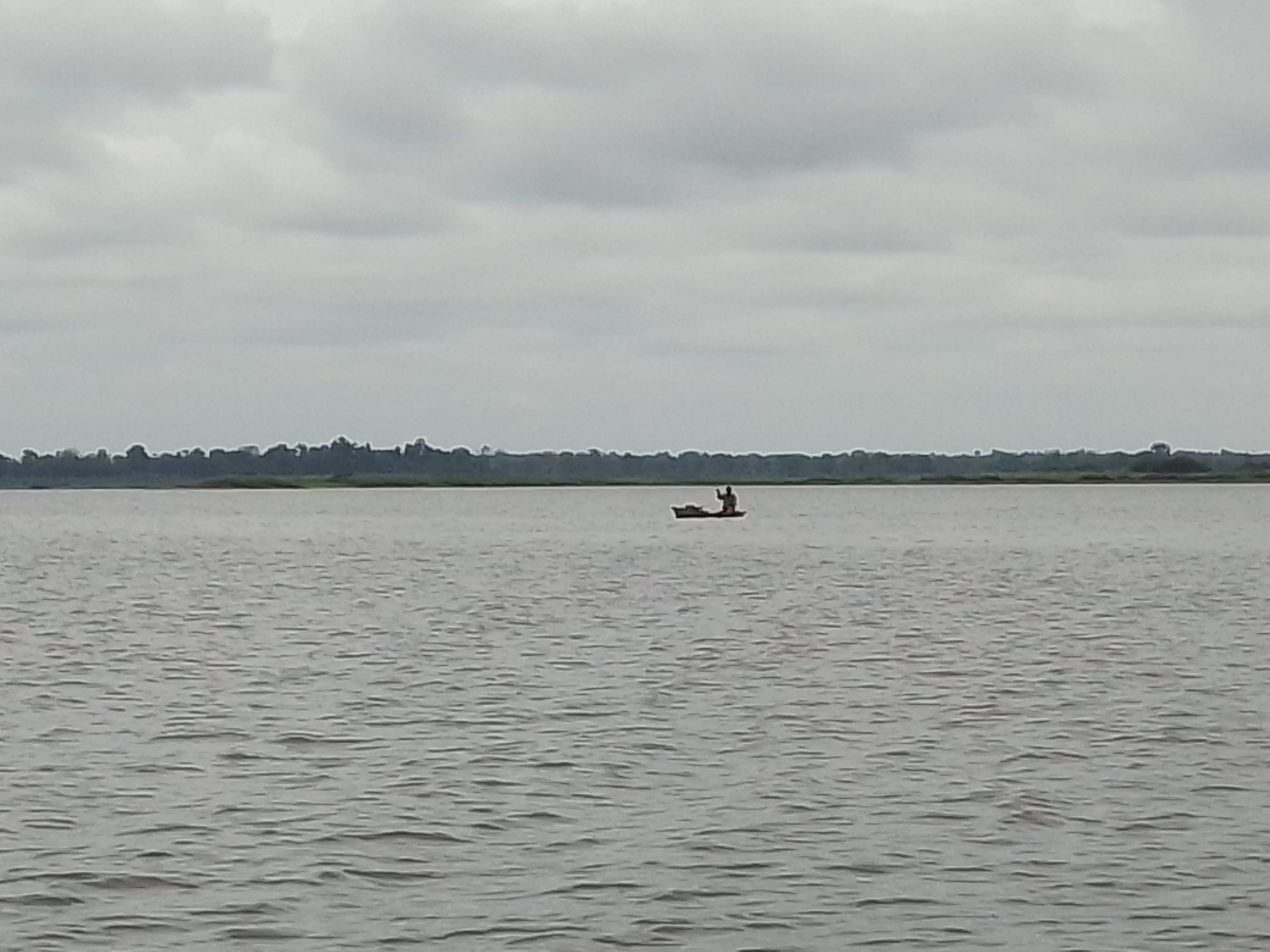Pirogue sur le lac Onangué